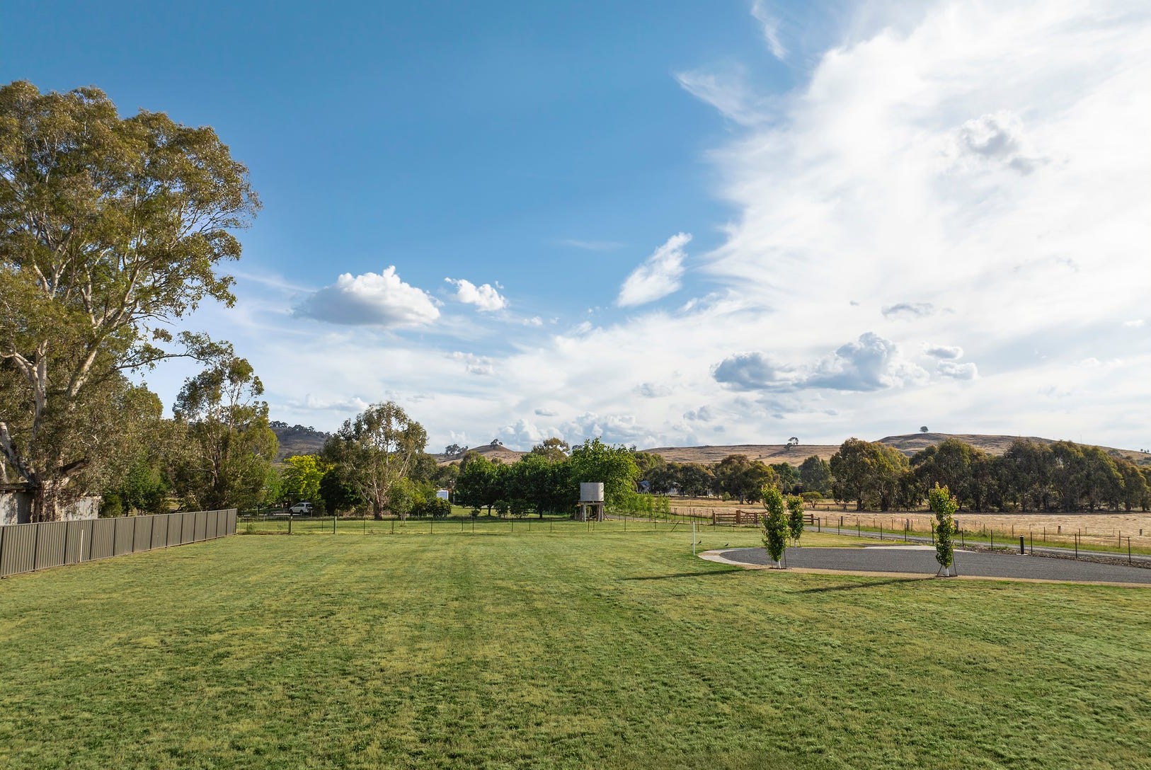 Cockatoo Court - Mansfield Streetscape