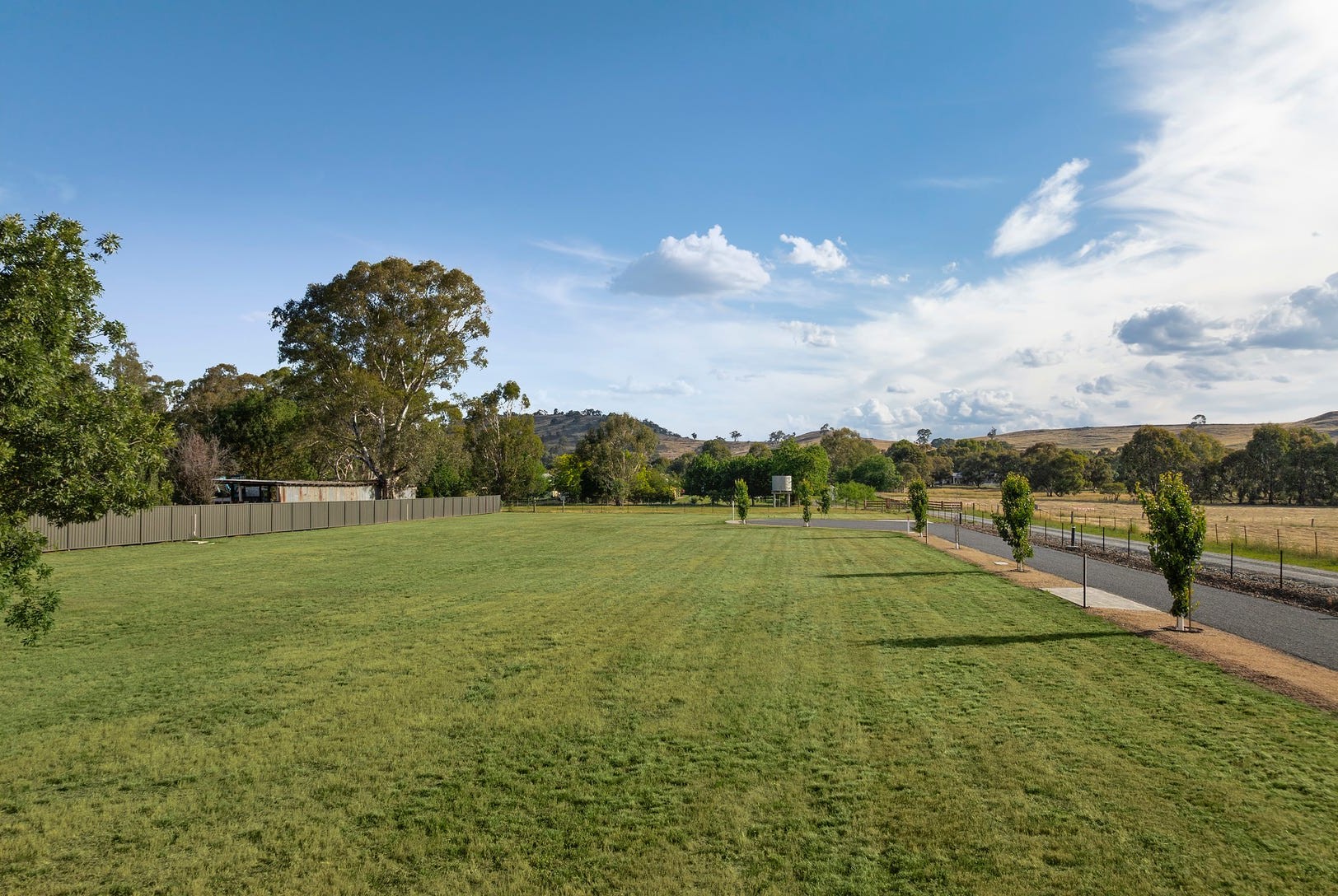 Cockatoo Court - Mansfield Streetscape