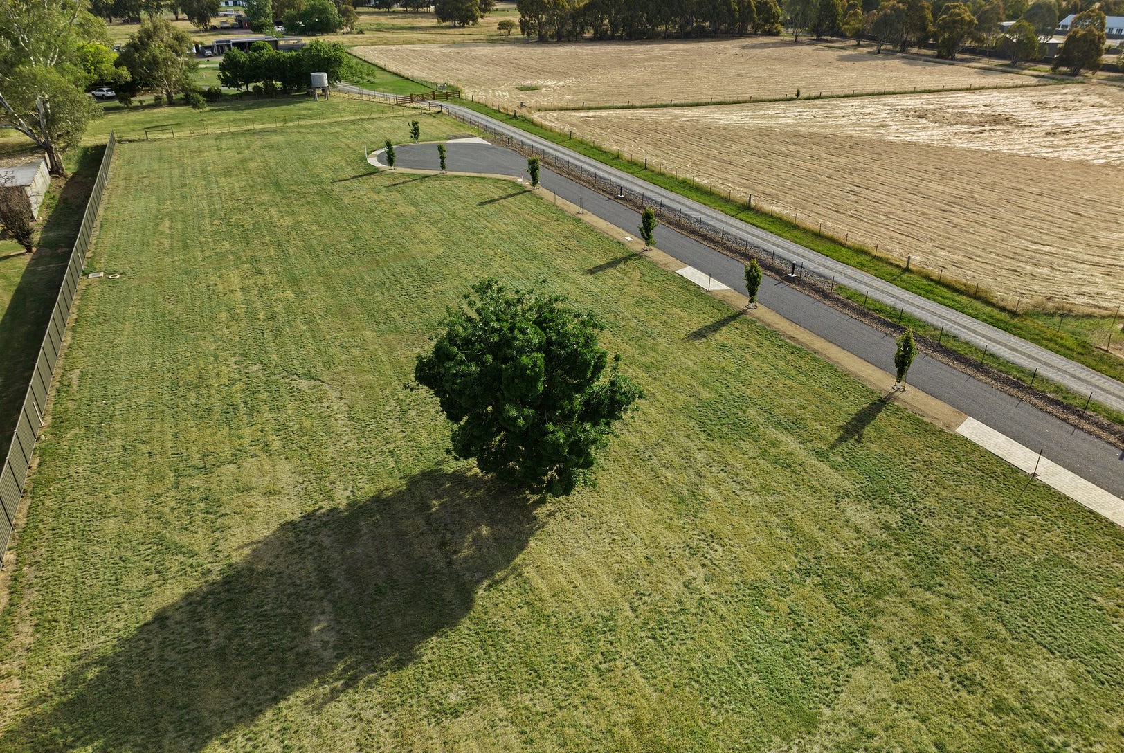 Cockatoo Court - Mansfield Streetscape