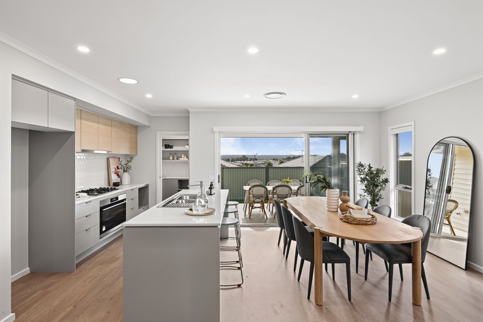 Evergreen Estate - Spring Farm Kitchen Dinning Room Living