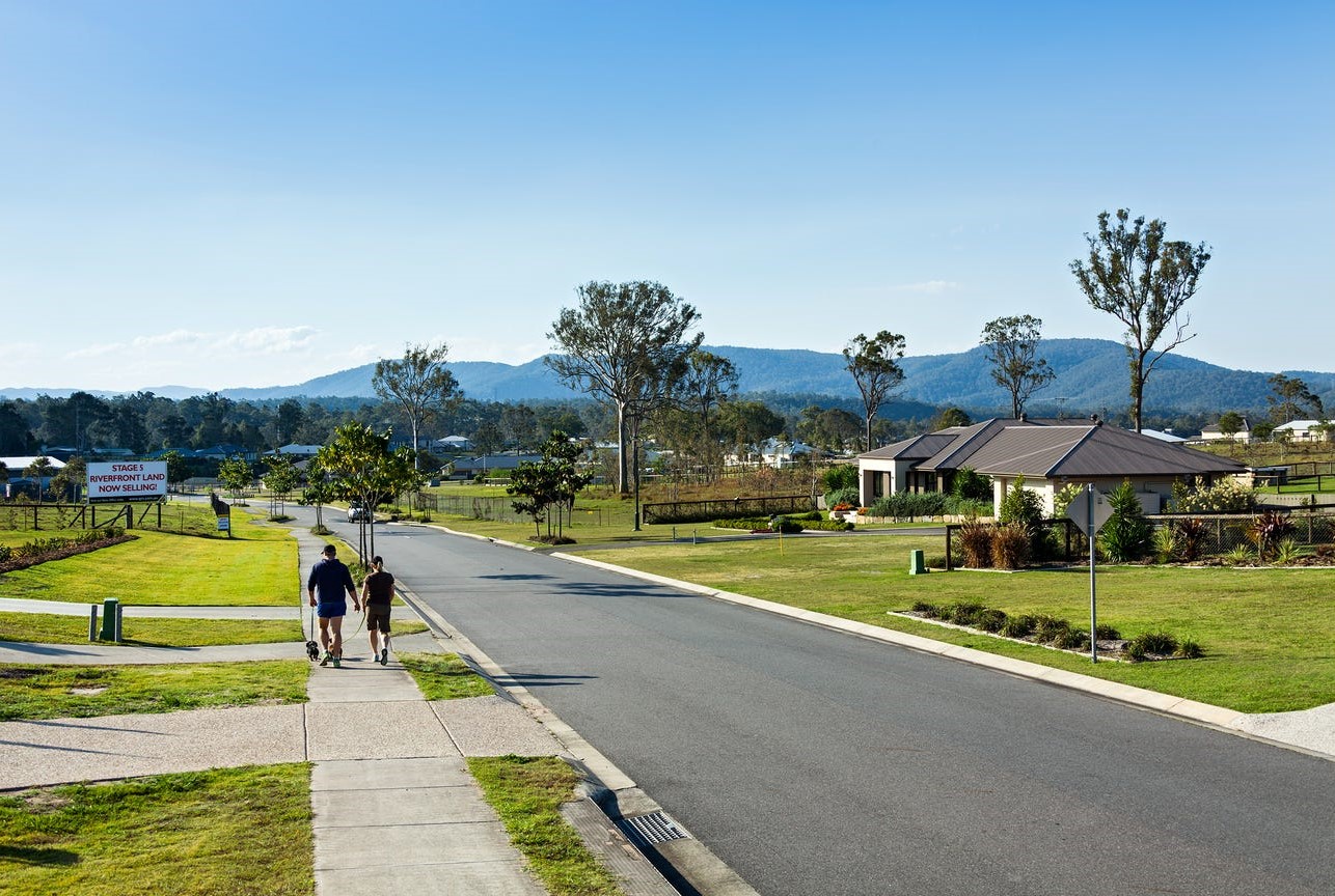 River Retreat Estate - Karal Streetscape