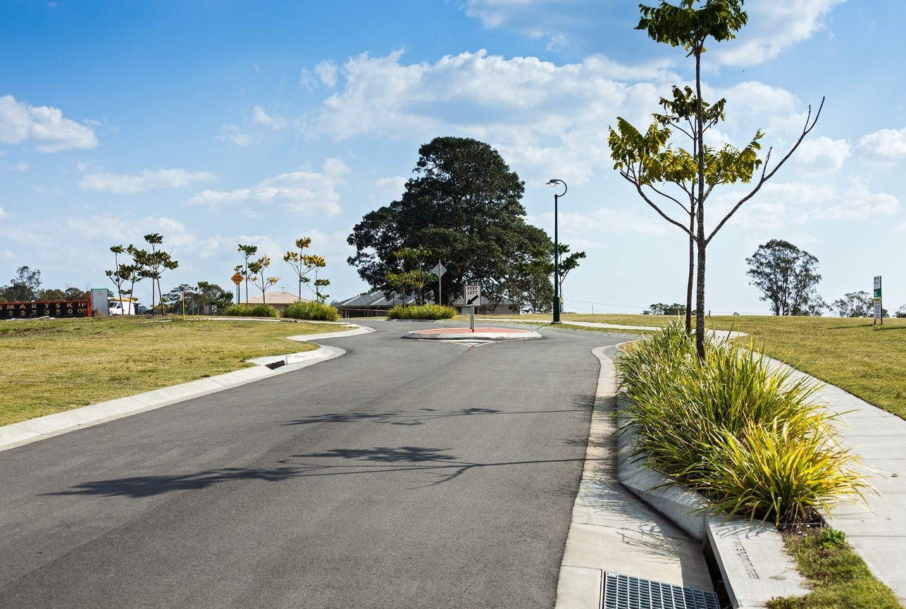 River Retreat Estate - Karal Streetscape