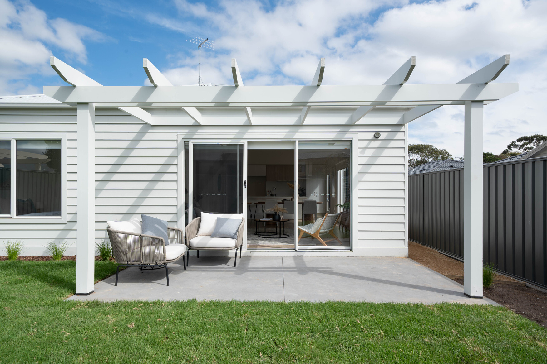 Rosedale Estate - Rosebud Backyard