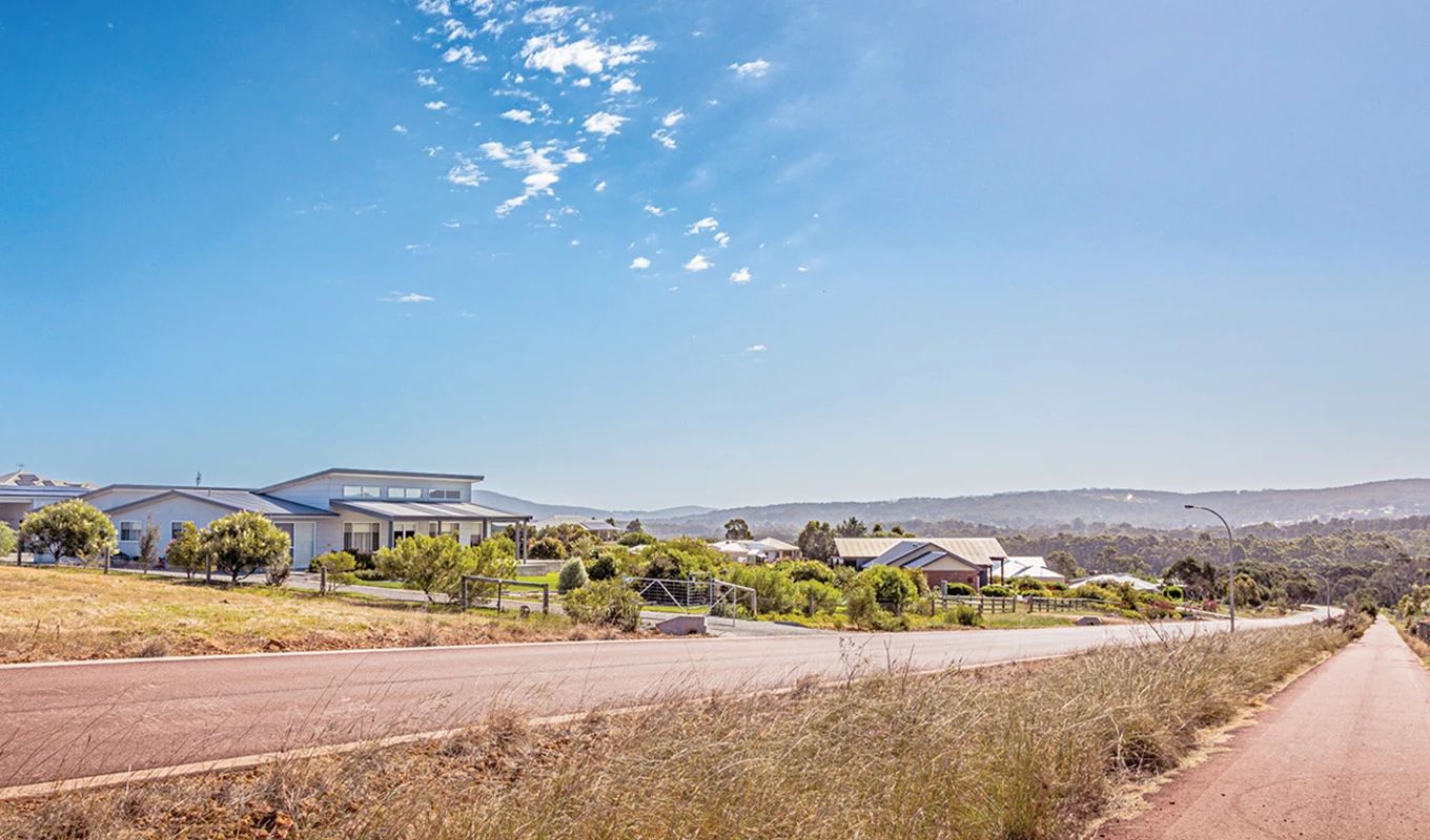 Springdale Beach Estate - Hay Streetscape