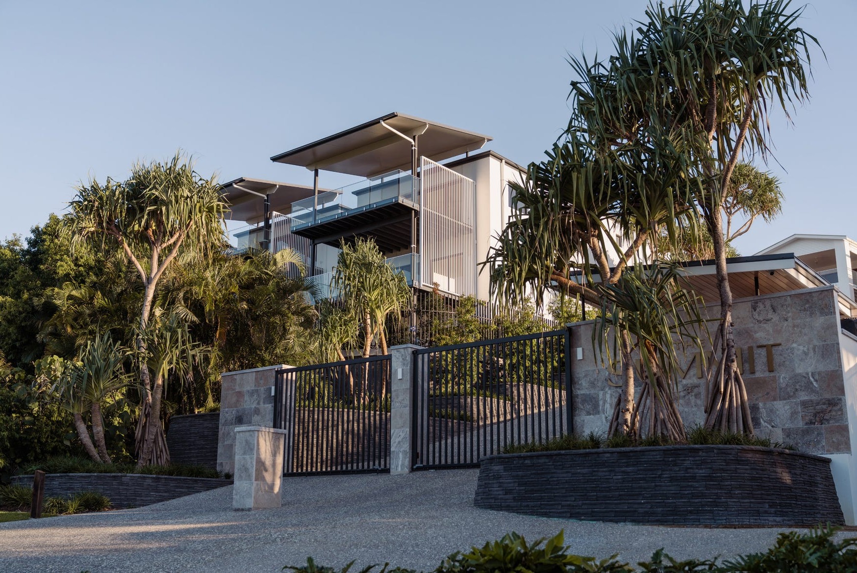 The Summit Estate - Highland Park Streetscape