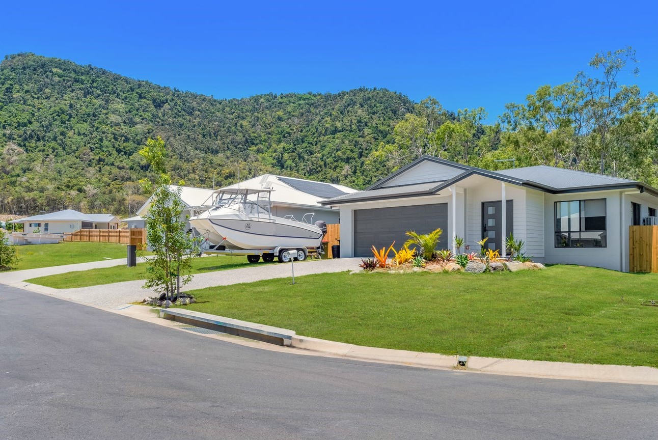 Whitsunday Lakes Estate - Cannonval Streetscape