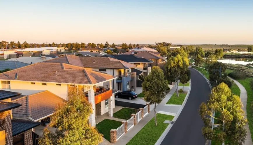 Manor Lakes Estate - Manor Lak Streetscape
