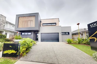 Hallie 44 |  @ HomeWorld Box Hill - Box Hill