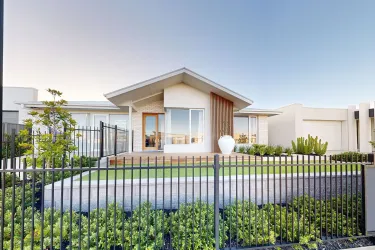 Elmont 32 |  @ Lucas Ballarat  - Lucas