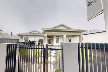 The Los Angeles 32 |  @ Redstone Estate - Sunbury