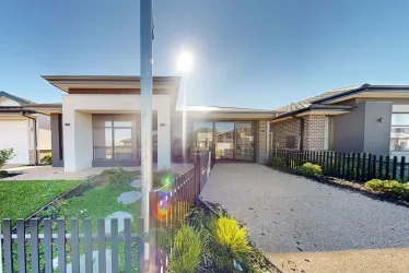 Oakland 22 |  @ Stockland Evergreen - Clyde