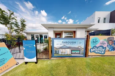 Harri 27 | Ollie @ Stockland Springfield Rise - Spring Mountain